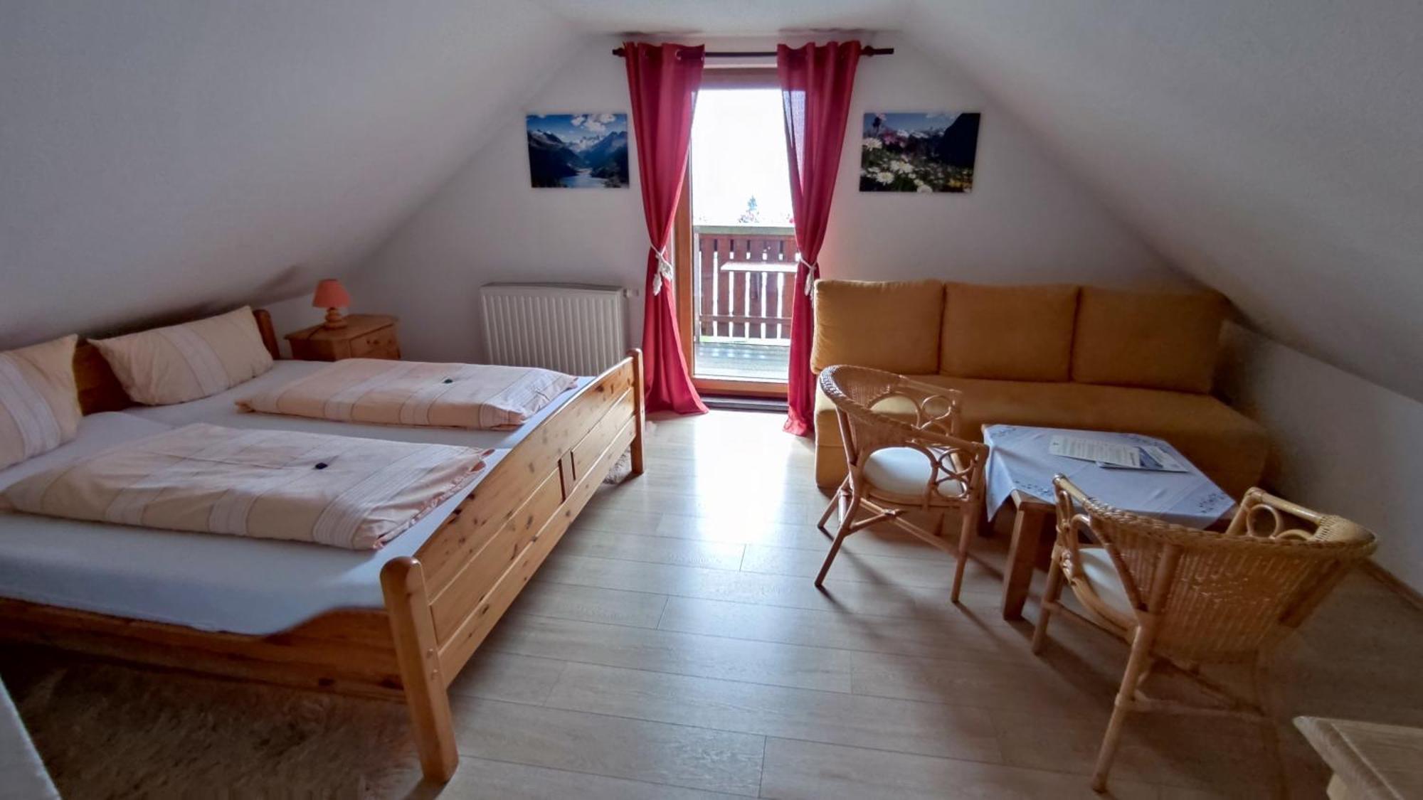 Berggasthaus & Pension Schoene Aussicht Klingenthal Eksteriør billede