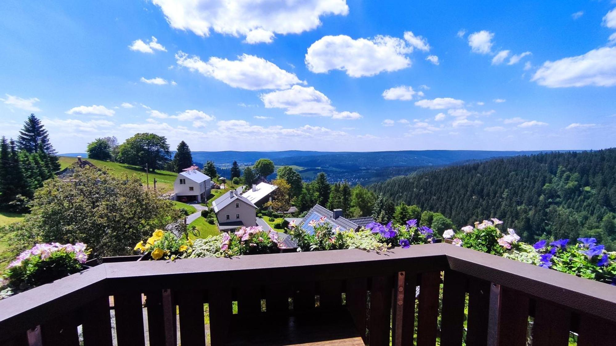 Berggasthaus & Pension Schoene Aussicht Klingenthal Eksteriør billede
